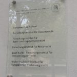 Glasfassadenschild mit Wandabstandhalter